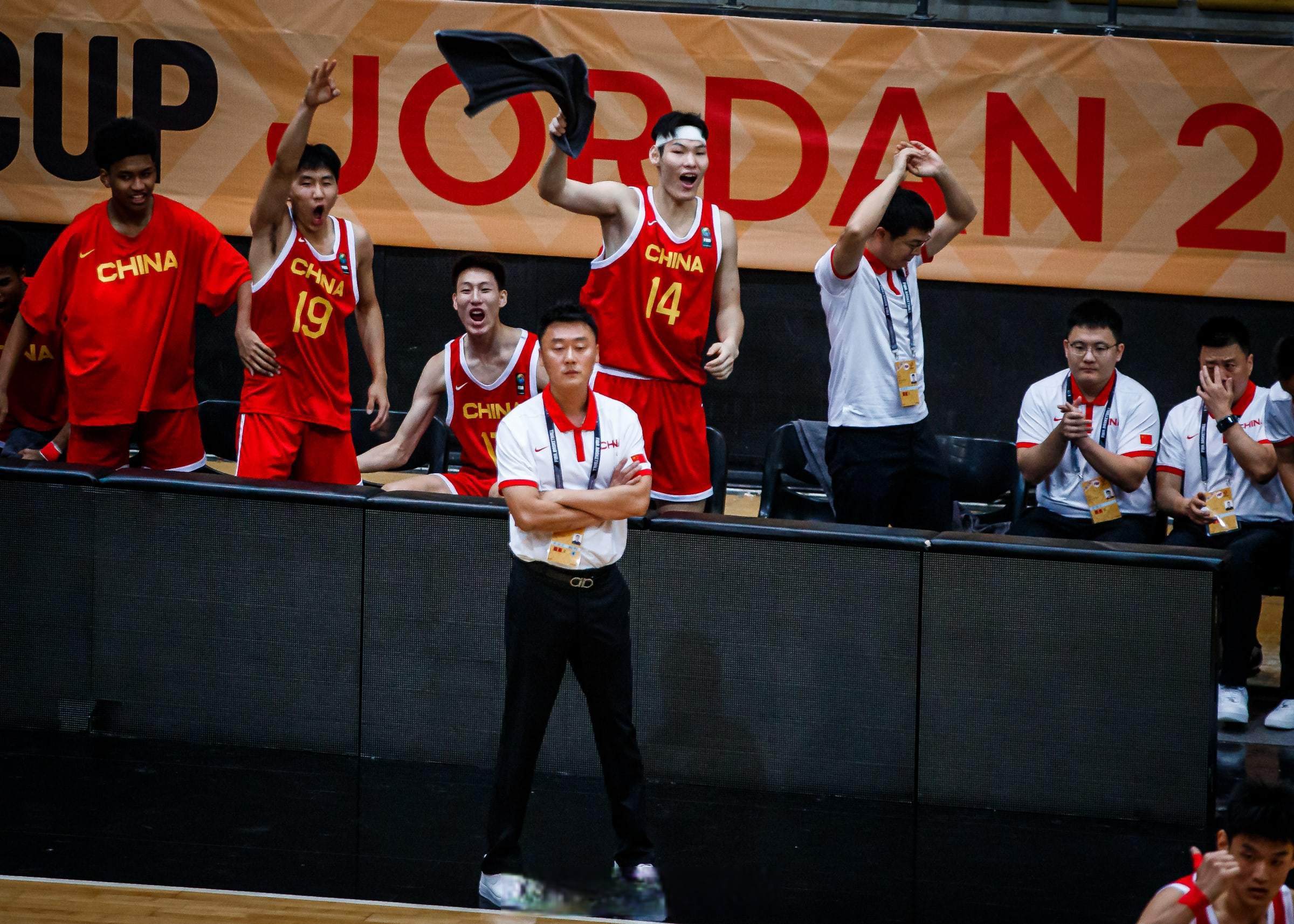 乐竟-关于今晨突围战来临,洛杉矶快船围绕CBA季后赛队长鼓劲,态度坚定,阵容厚度经受考验的信息